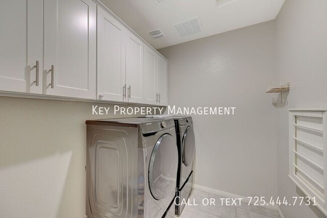 Building Photo - 4 Bedroom Single Story Home with 3 Car Gar...