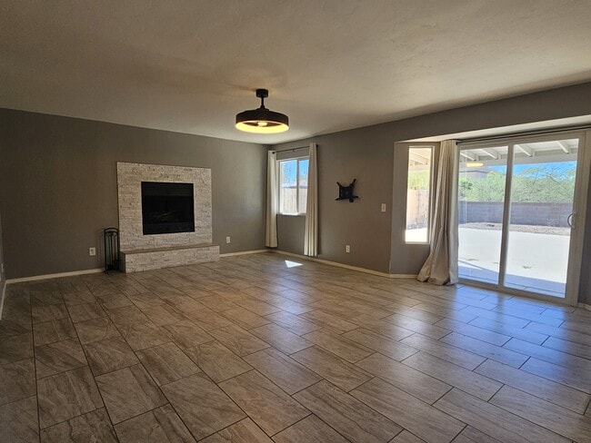 Foto del edificio - 5861 N Moonbrook Rd