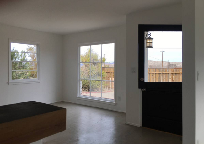 Foto del edificio - A 2 Bedroom 1 Bath Home With Art Studio