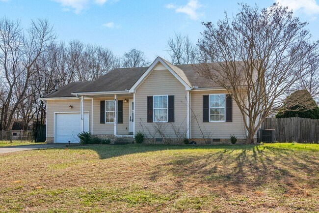 Foto del edificio - Cute home move in ready in the heart of Oak Grove- close to Fort Campbell and Shopping!