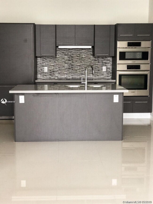 Foto del edificio - 7661 NW 107th Ave