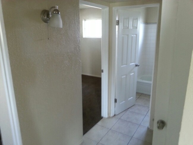 Building Photo - Cute 4 Bedroom Home Located in Kearns