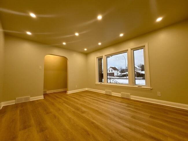 Building Photo - 2126 Arthur St E