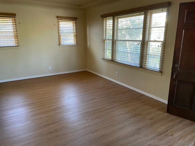 Foto del edificio - 9064 Mission Dr