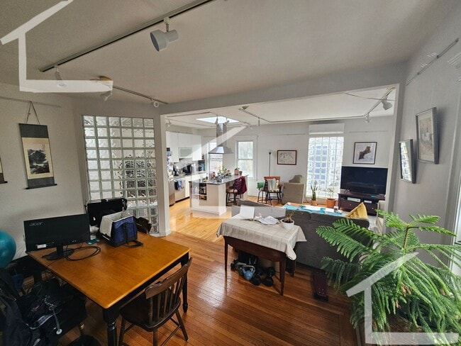 Photo - HOT CAMBRIDGE LISTING!!!!! Apartment
