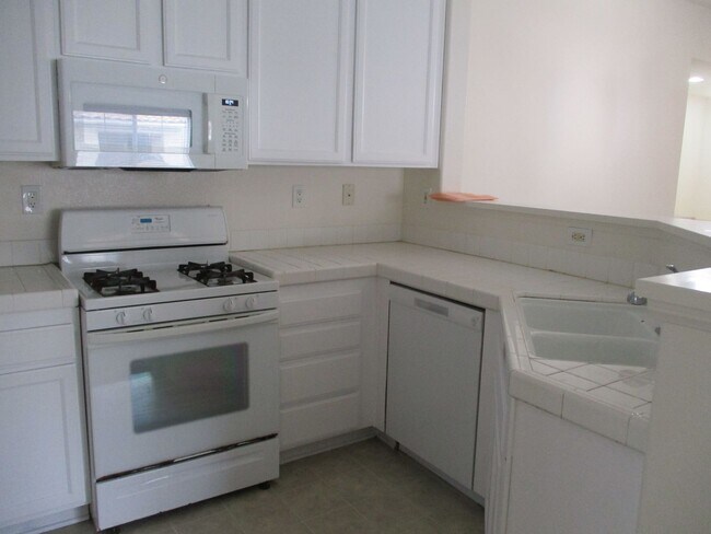 Building Photo - Very nice 2 bedroom 2 bath town home in Chula Vista.