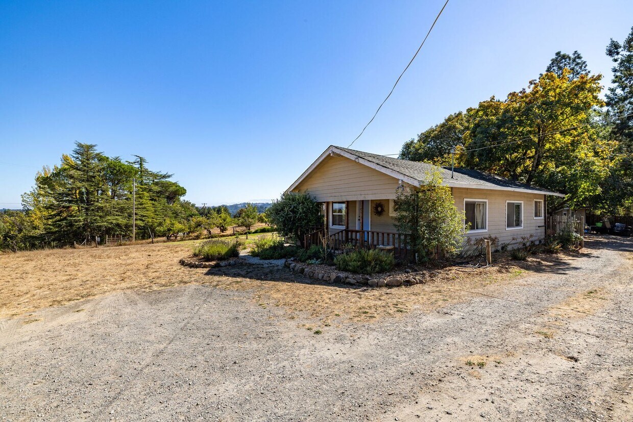 Primary Photo - Cozy 2-Bedroom, 1-Bath Duplex with Stunnin...