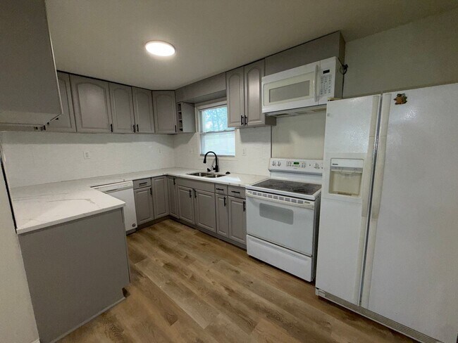 Foto del edificio - 13091 Lakeridge Dr