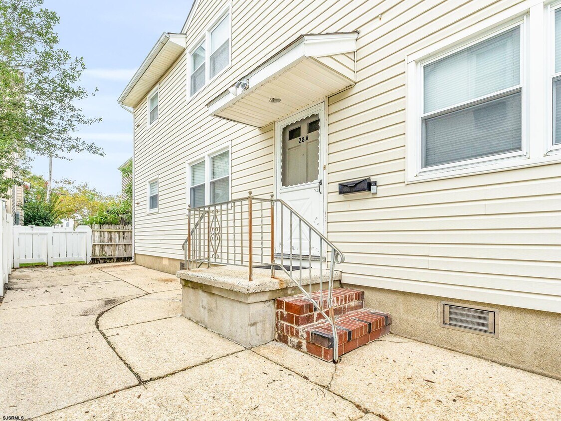 28 N Coolidge Ave, Margate City, NJ 08402 Room for Rent in Margate