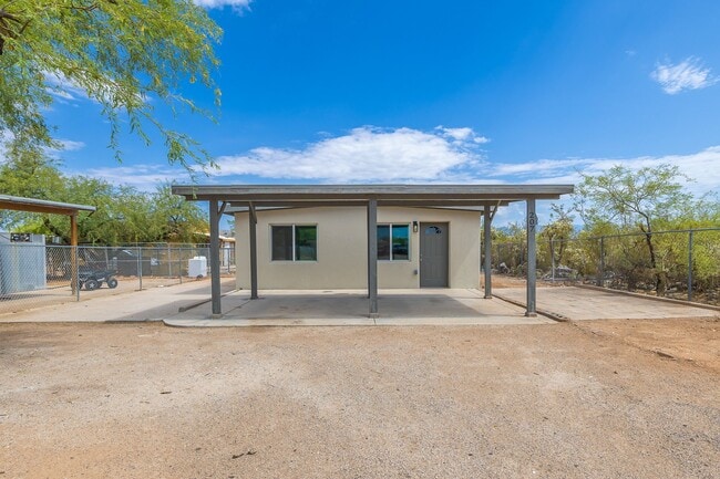 Building Photo - 207 E Valeska Rd