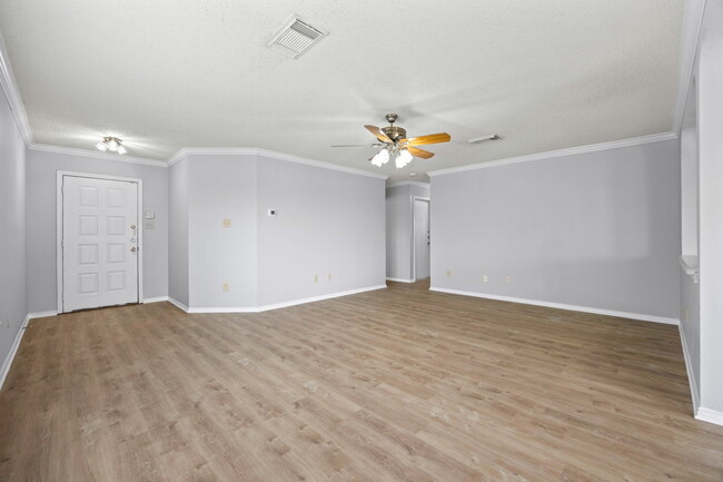 Building Photo - Beautiful 3 bed 2 bath single story, corne...