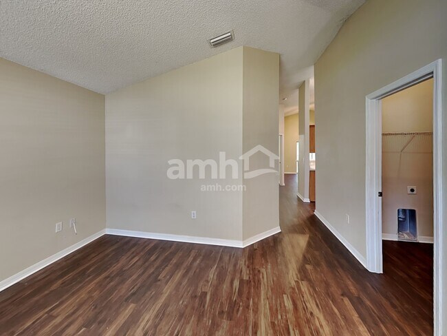 Foto del edificio - 635 Sedgewood Cir