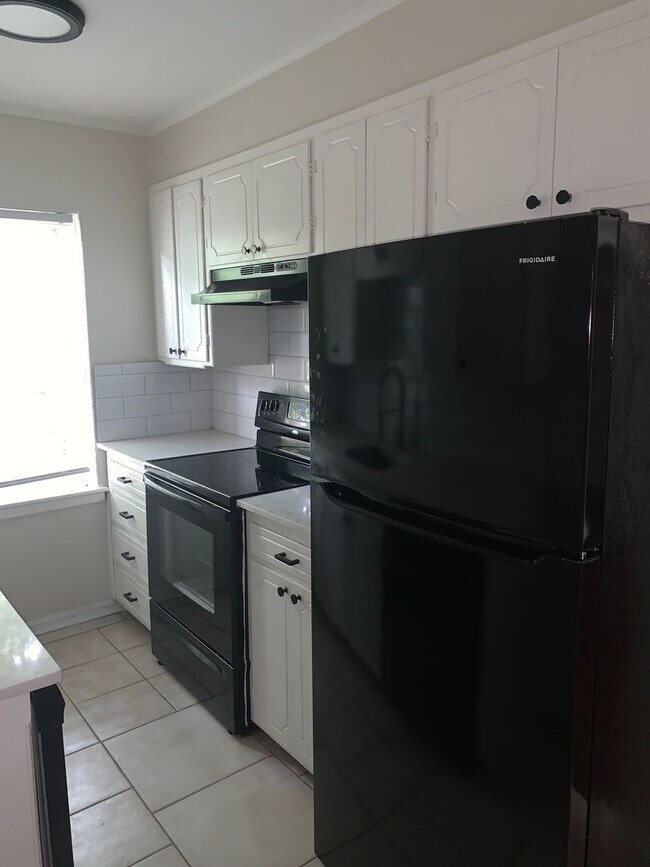 Building Photo - One Bedroom in Jefferson Park