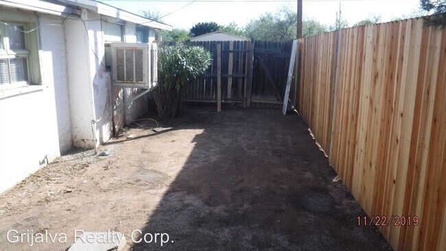 Building Photo - 2 br, 1 bath Apartment - 3311 E. Bermuda St.