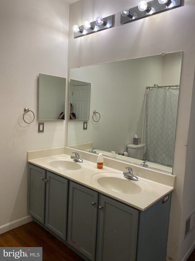 Building Photo - 122 Sandridge Ct