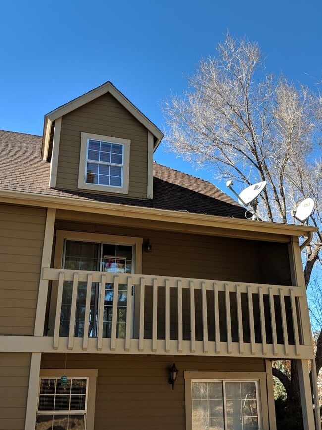 Building Photo - Free Rent for 2 months.   3-Bedroom, 2-Bath Oasis: Close to Hospital, Washer/Dryer Included, Park...