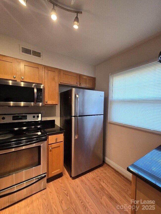 Building Photo - 1207 Green Oaks Ln
