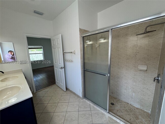 Foto del edificio - 2356 NE 3rd Ct
