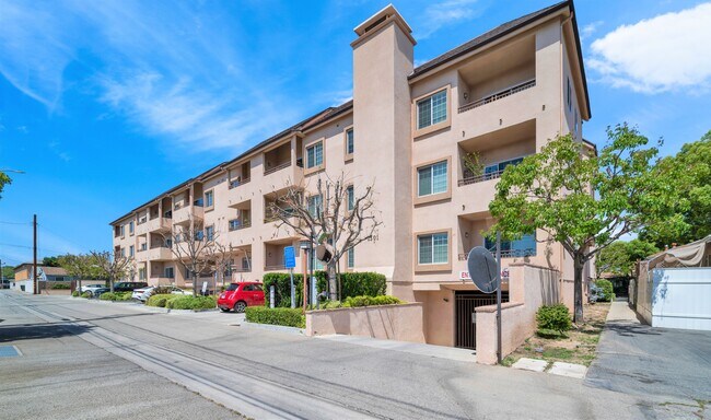 Building Photo - 1301 N Hollywood Way