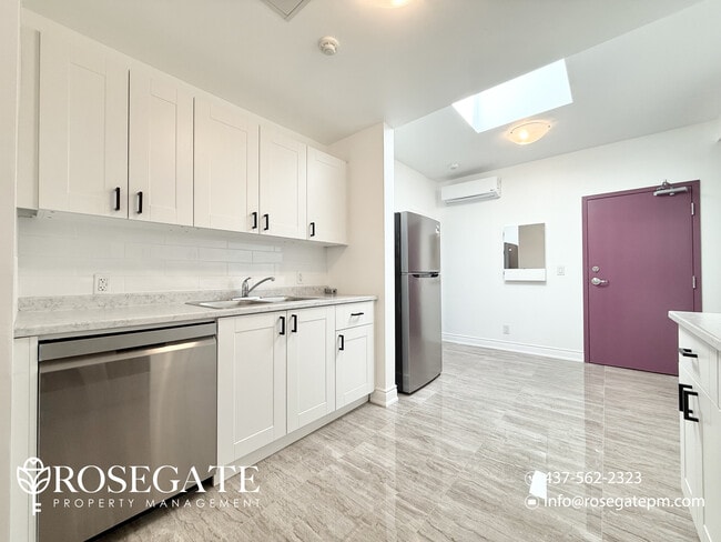 Building Photo - Spacious 2-Bedroom Apartment on the Danforth with Balcony & Free Internet