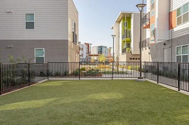 Foto del edificio - 525 Willard Dr