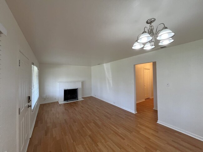 Foto del edificio - 3717 Lowry Dr