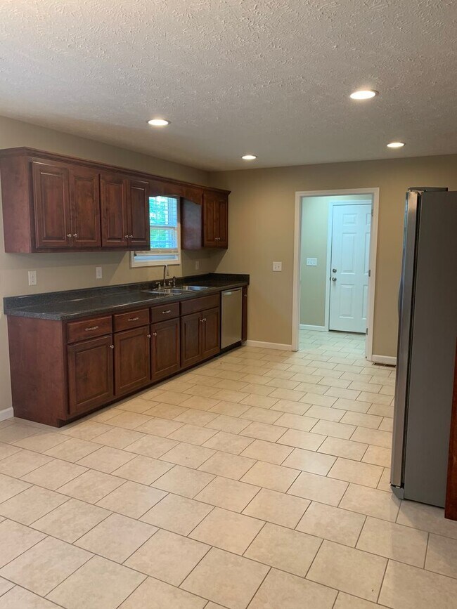 Building Photo - Beautiful 3 Bed, 2 Bath home located in Ma...