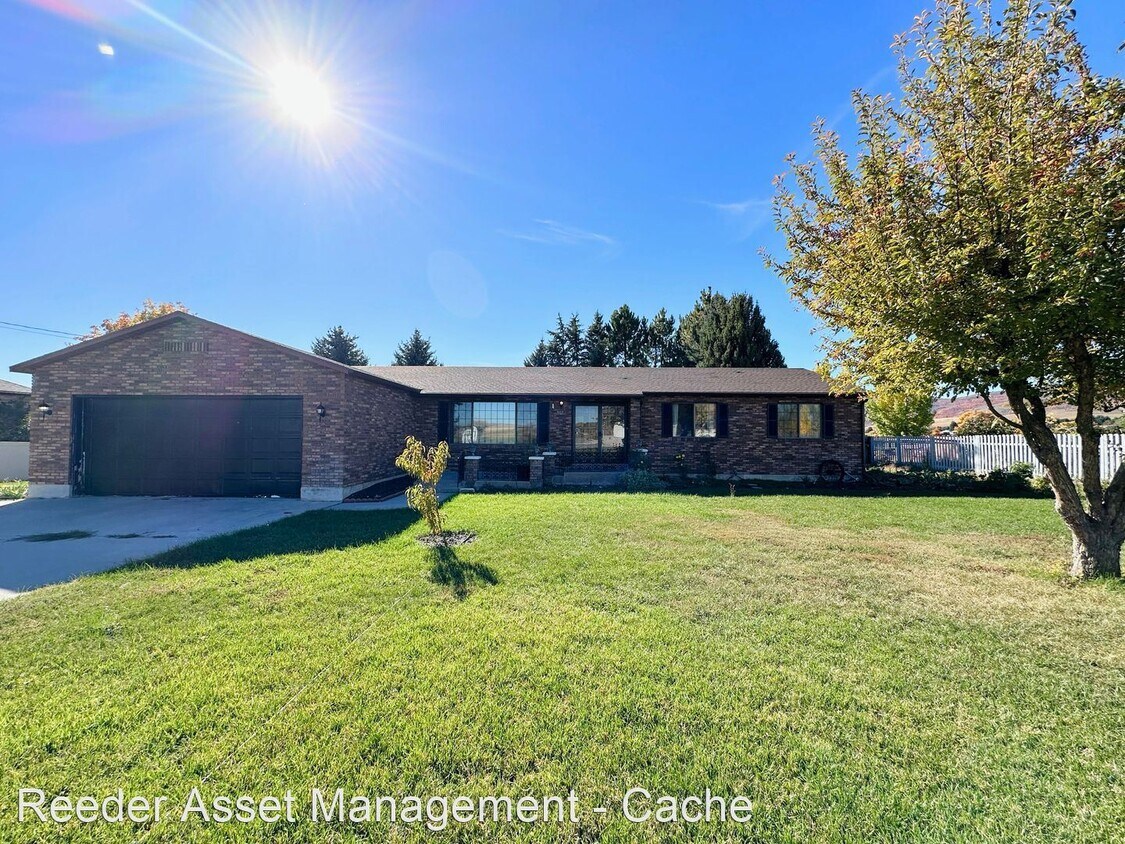 4 br, 2.5 bath House 362 East Center ST House Rental in Clarkston