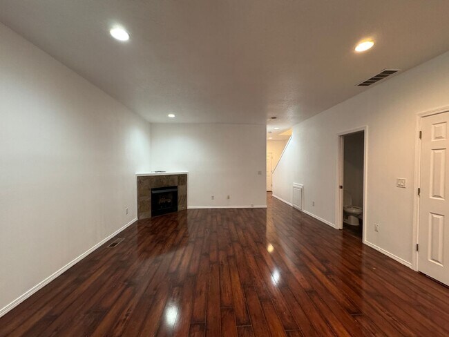 Building Photo - 7400 NE Shaleen St