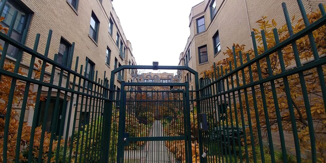 Building Photo - Open Design 1-Bedroom in East Rogers Park