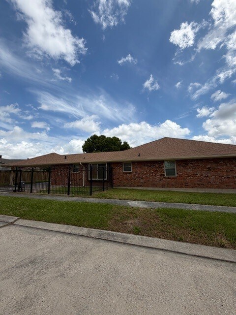 Building Photo - 7831 Allison Rd
