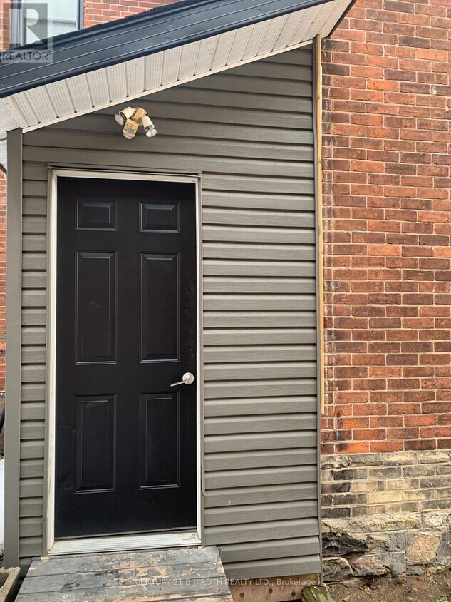 Primary Photo - 172 Dunlop St W
