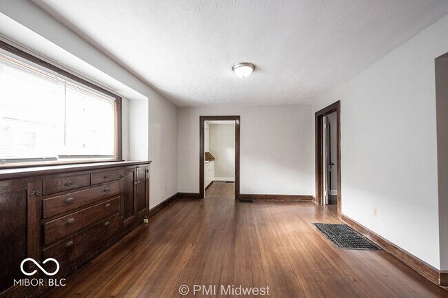 Foto del edificio - 4850 Hillside Ave