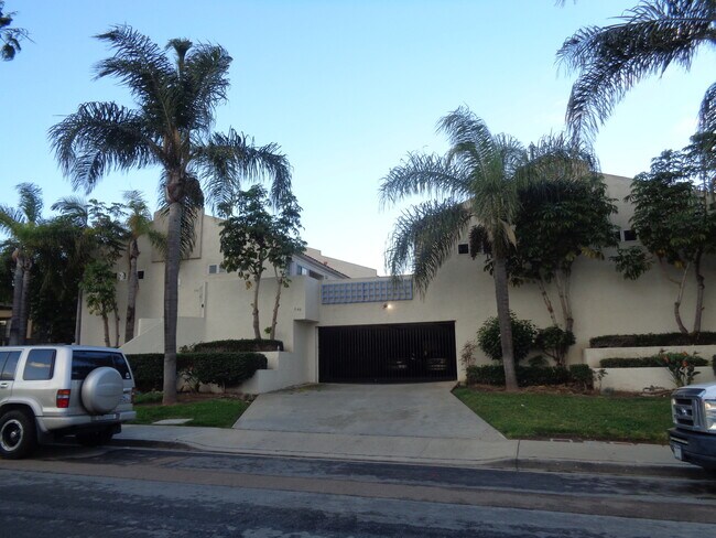 Building Photo - 740 Georgia St
