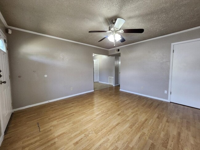 Building Photo - 907 Barry Dr