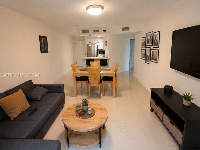 Foto del edificio - 8255 Lake Dr