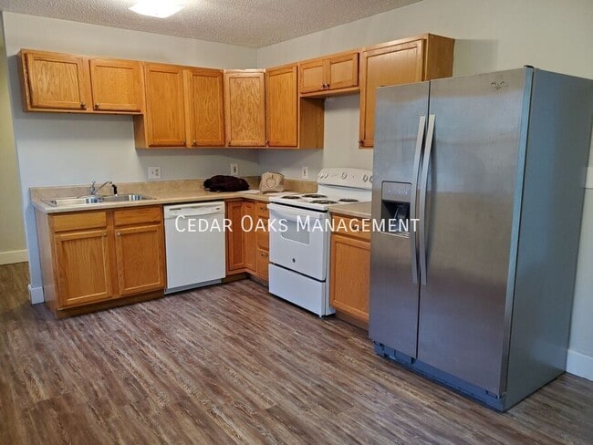 Building Photo - 2202 Dogwood Pl