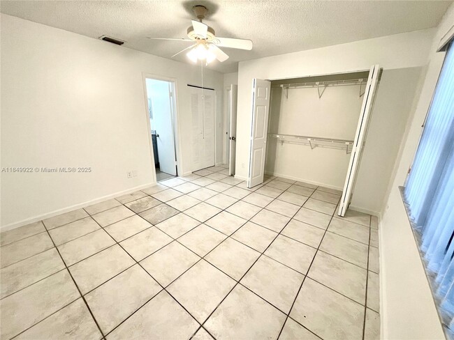 Foto del edificio - 10992 Royal Palm Blvd