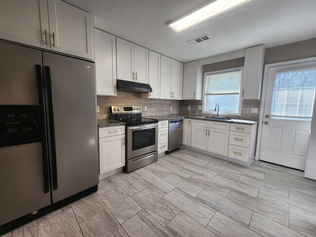 Building Photo - 24 Paige St