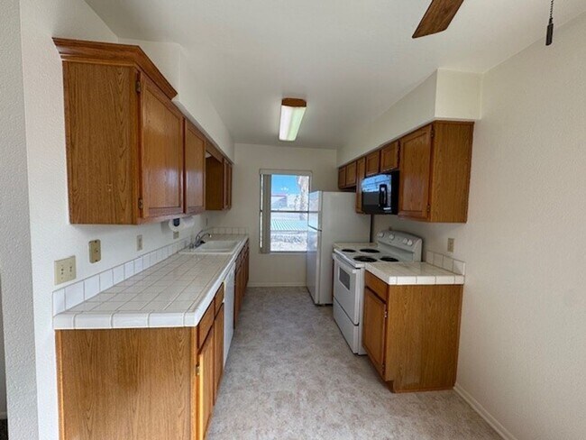 Building Photo - 1 Bedroom Remodeled-All New inside!Near Ch...