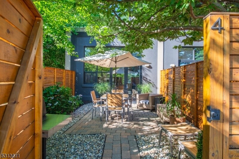 Foto principal - 51 1/2 Greenwood Ave