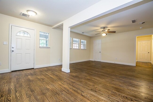 Building Photo - 210 Martha Manor