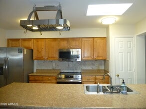 Building Photo - 946 E Loma Vista Dr