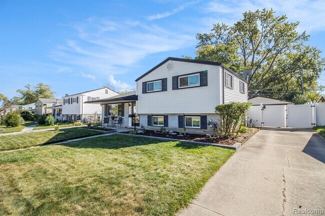 Building Photo - 2240 Camel Dr