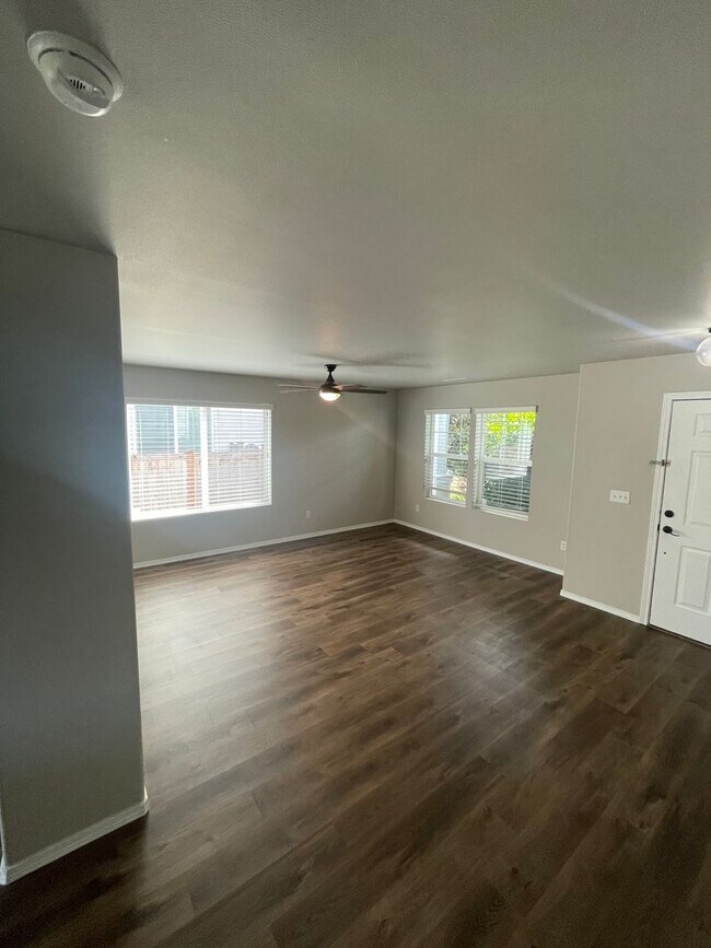 Foto del edificio - Beautiful Open Concept 4 Bedroom 2.5 Bath Home with Fenced Yard  in Gated Community