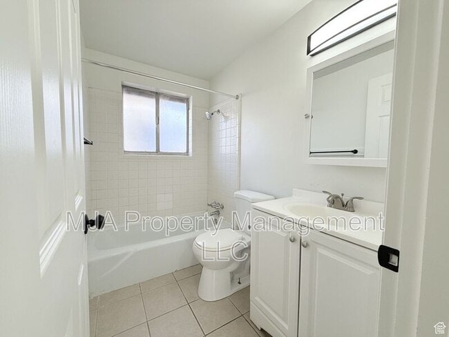 Building Photo - 2564 S 8th E