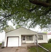 Building Photo - 646 S Pinecrest Ave