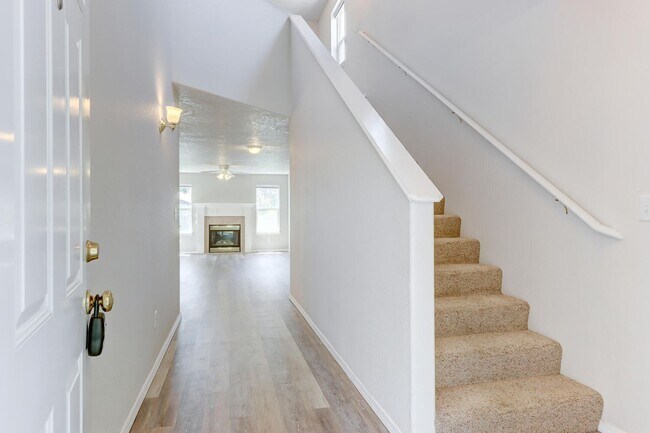 Building Photo - Spacious 3 Bed, 2.5 Bath Home with Garage ...