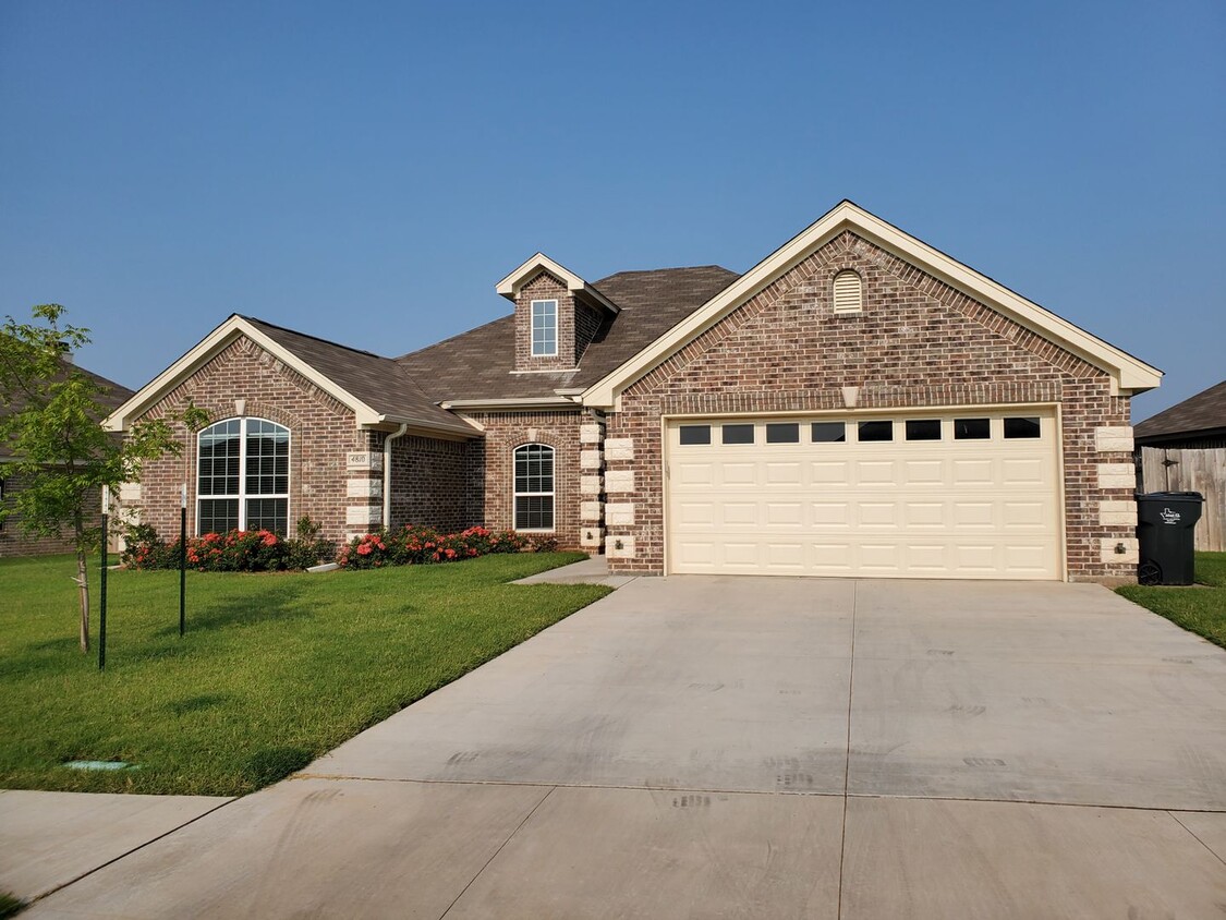 Foto principal - Spacious 4 Bedroom Move-In-Ready