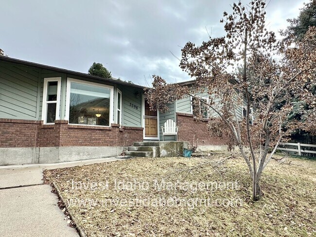 Foto del edificio - Enjoy the foothill views from your backyard!
